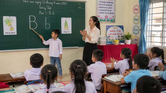 Cô giáo và các bạn đang cổ vũ cho trẻ đọc